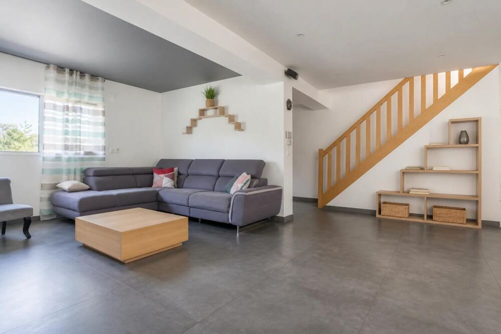 Vente Maison Maison familiale 7 pièces de 250 m² au Mesnil-Saint-Denis avec studio indépendant Le mesnil saint denis