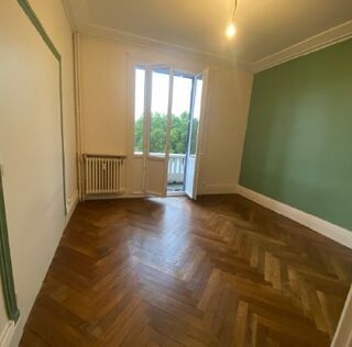  Appartement à louer 2 pièces 76 m²