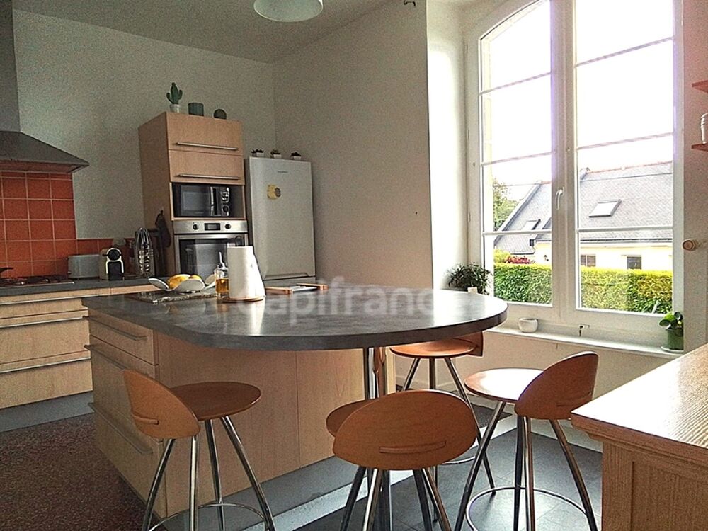 Maison rénovée de 114 m²  3 chambres dont une suite parentale  Terrain clos  Garage  Sous-sol complet  À 10 min à pied du b