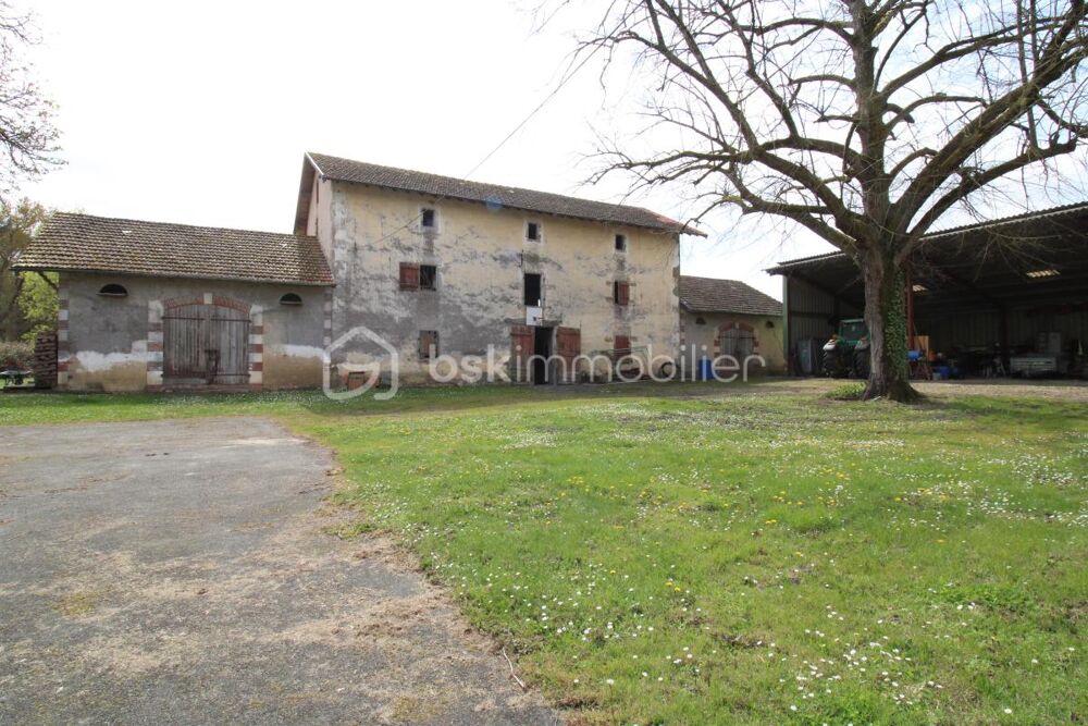 Maison à rénover avec nombreuses dépendances