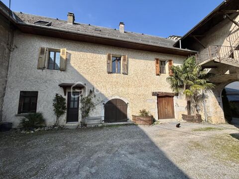   À découvrir sur la commune de Sainte-Hélène-du-Lac, entre Grenoble, Albertville et Chambéry une maison de 272m² F7 Maison - 10 pièce(s) - 272 m²