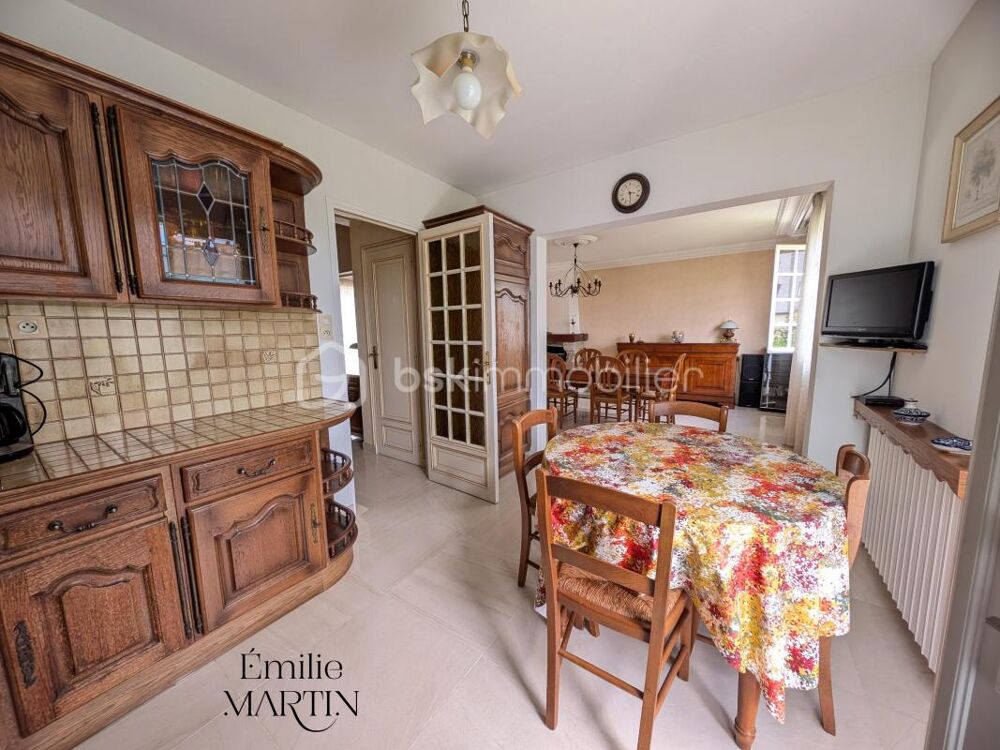 À Liffré, dans un quartier très recherché, venez découvrir cette jolie maison familiale pleine de charme et de potentiel !
