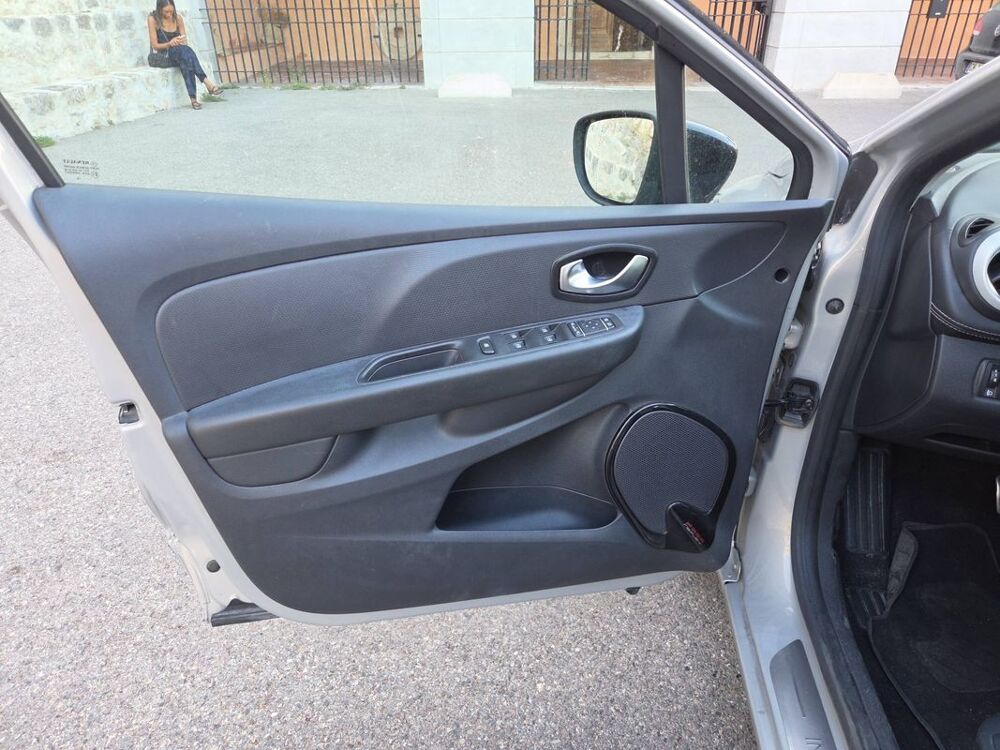 Clio IV 1.2 TCe 120 EDC6 Initiale Paris - Automatique 2018 occasion 06100 Nice