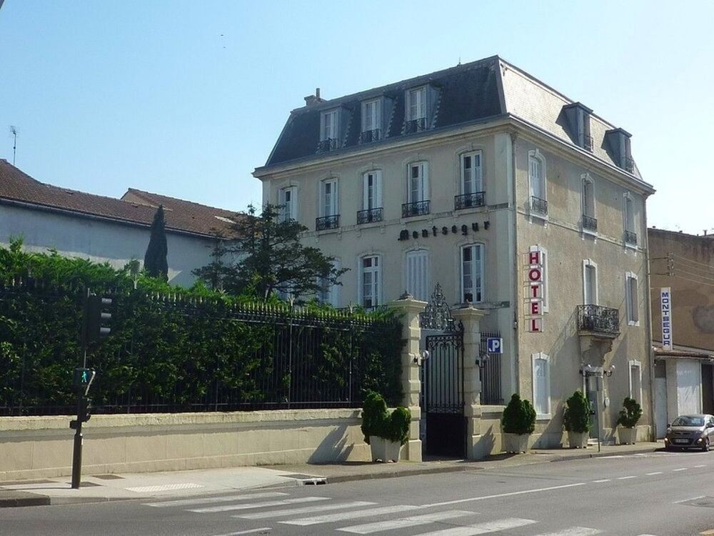 Hôtel particulier à CARCASSONNE, 18 chambres, 1340 m² habitables avec 2 hangars 668 m², parking, jardin 350 m²