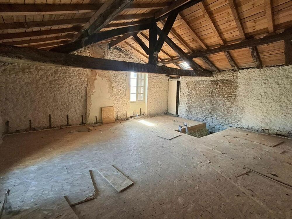 Maison à rénover avec étage et grenier aménageable, centre bourg de Saint-Christoly-de-Blaye (33920)
