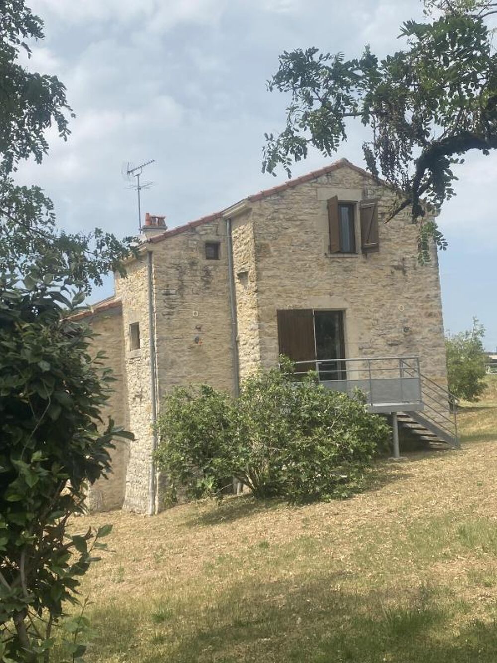 A LOUER JOLIE MAISON EN PIERRE RENOVEE