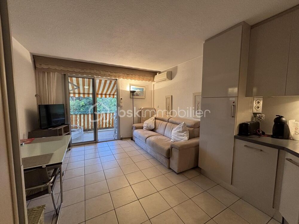 Vente Appartement À VENDRE – Charmant studio climatisé avec balcon, piscine chauffée dans la résidence et parking privatif Saint tropez