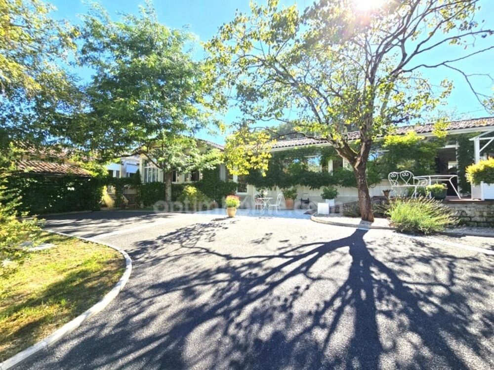 Coup de coeur à Nersac  Demeure de charme de 244 m² et 5 chambres, aux prestations haut de gamme. 10 pièces NERSAC (16)