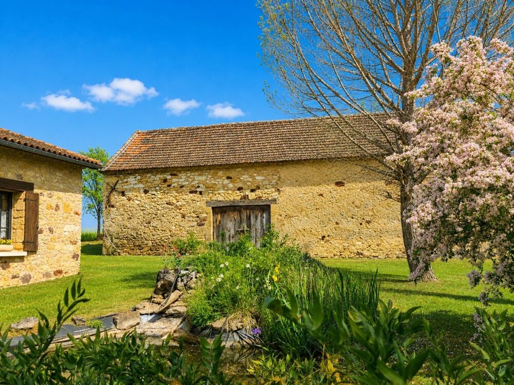 Longère en pierre avec 3 chambres - Dépendances - 2.76 hectares - proche de MONFLANQUIN (Lot-et-Garonne)