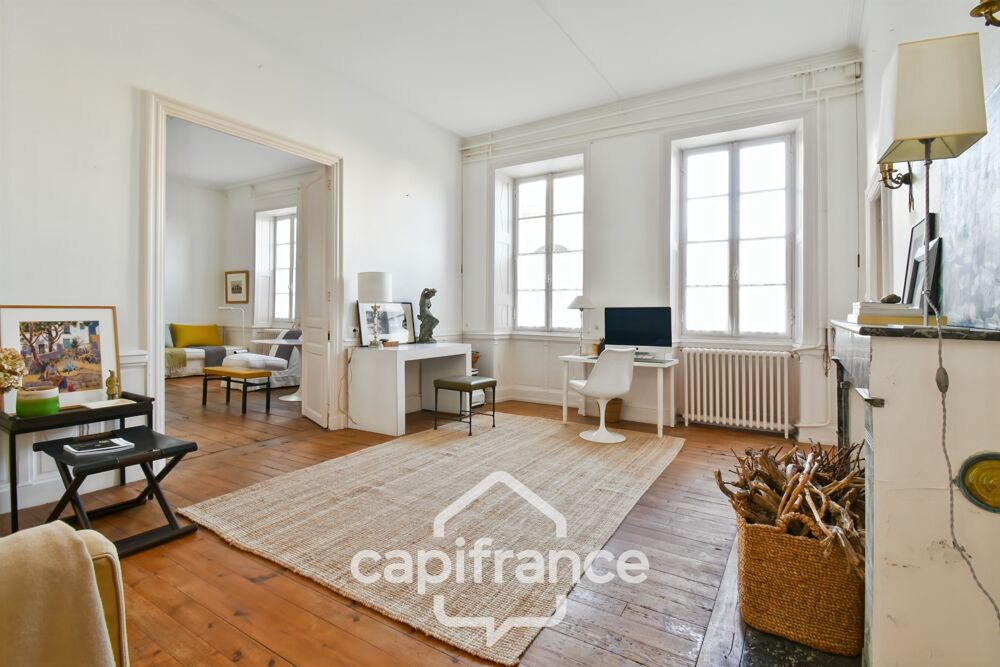 En CHARENTE MARITIME, A SAINT JEAN D'ANGELY (17), Maison de caractère à vendre 12 pièces avec jardin, proche commerces