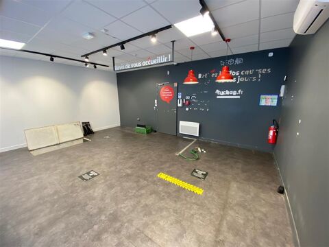   A louer, rue trs commerante, en location pure un local commercial de 104m dont 76m en rdc 