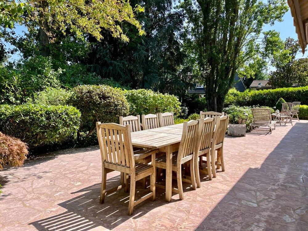 Maison familiale de 5 chambres, beaux espaces de réception sur jardin paysagé