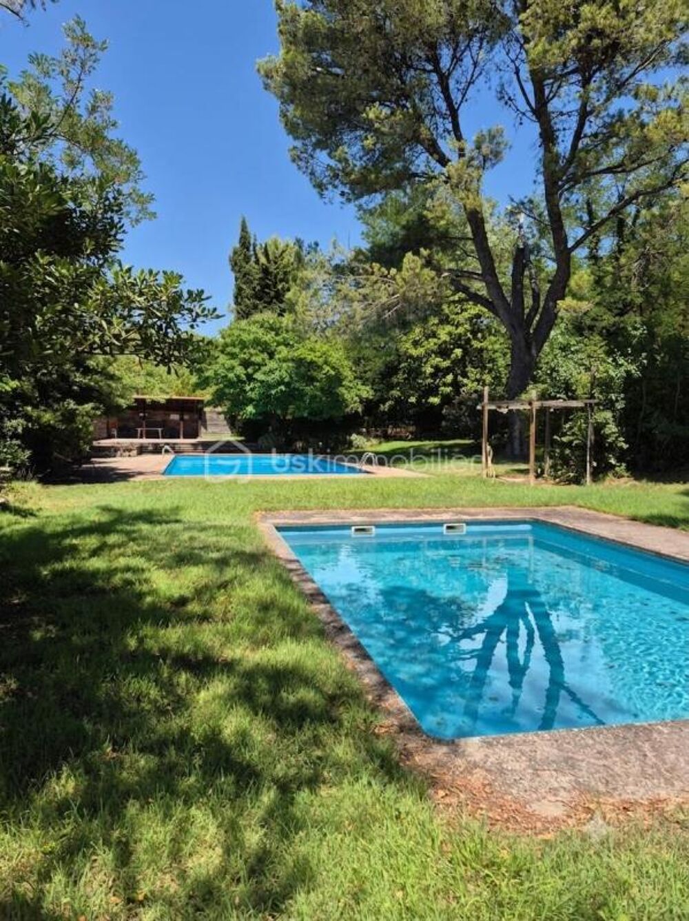 Mas de caractère avec piscine au sein d'un domaine naturel confidentiel