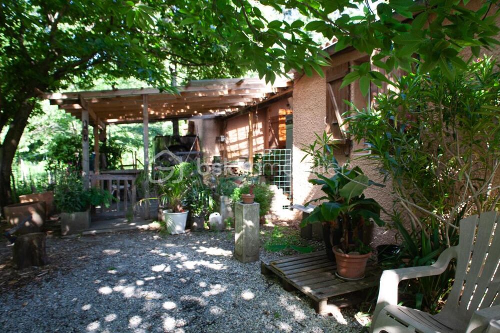 Maison de plain-pied avec terrain plat et arboré de 5 587 m²