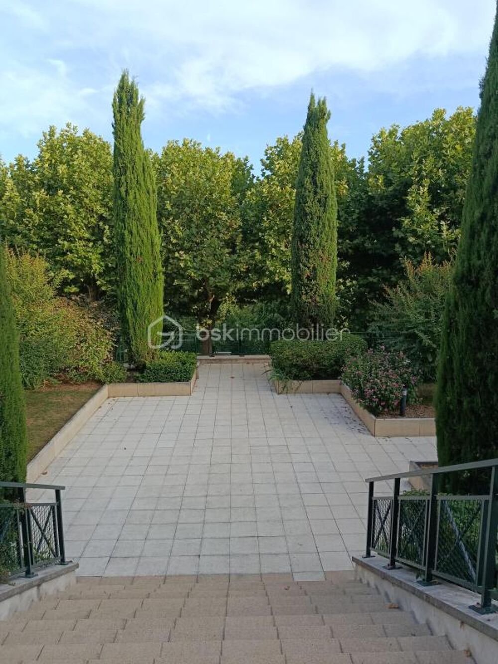 Le Plessis-Robinson  Studio avec balcon, gardien et ascenseur  Vue dégagée sur la Vallée-aux-Loups