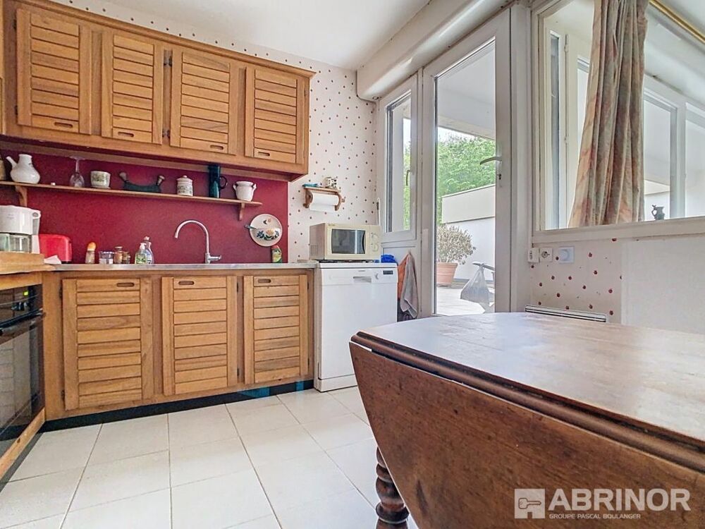 Appartement 4 pièces dans résidence sécurisée avec ascenseur, au pied des lacs