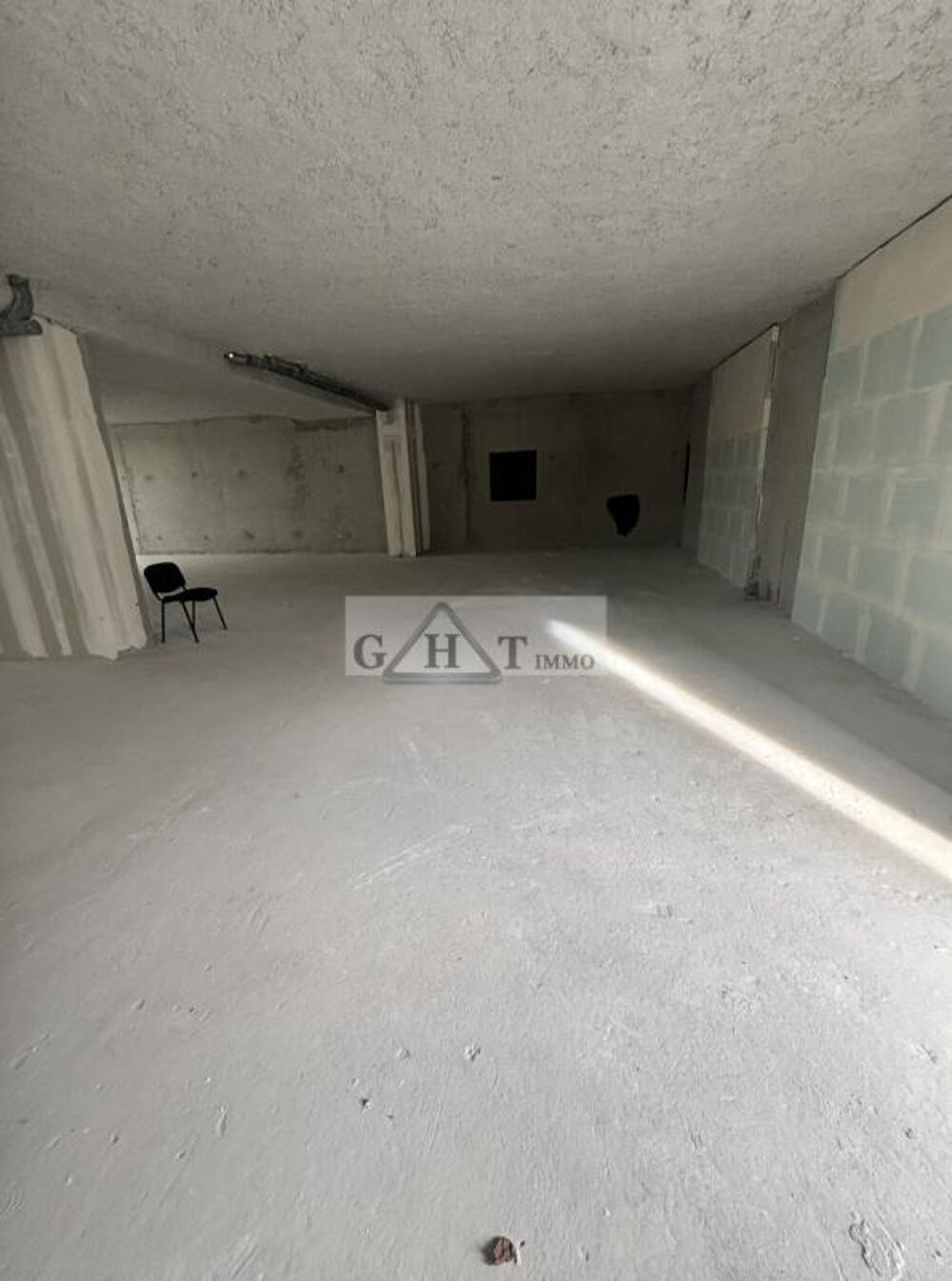  À VENDRE – LOCAL COMMERCIAL – SAINT-CYR-L'ÉCOLE 