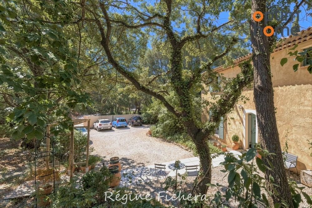 Puyloubier  Maison d'architecte au pied de la montagne Sainte-Victoire