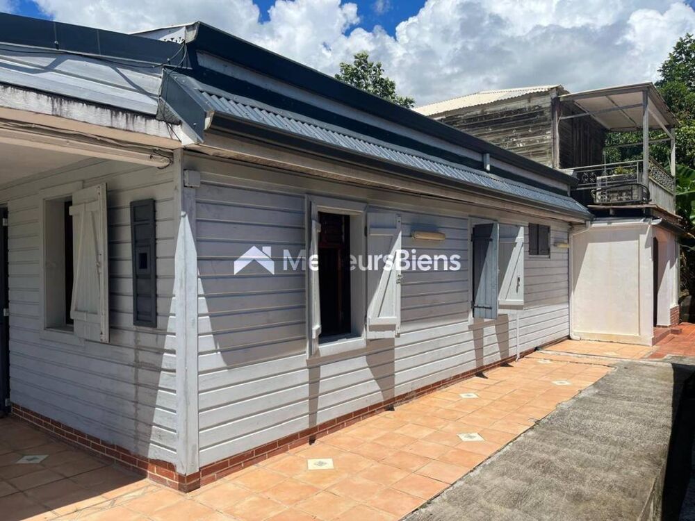 Jolie villa T5 plus combles sur 900 m² de terrain arboré