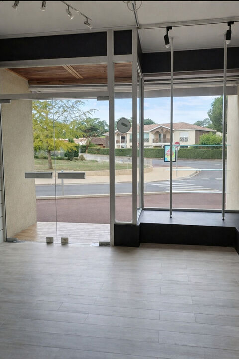   Dpt Charente Maritime (17), à vendre LES MATHES Local commercial 37.31m2 carrez+terrasses de10m2 
