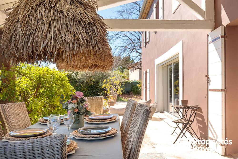 Villa avec piscine, jolie dépendance et vue dégagée