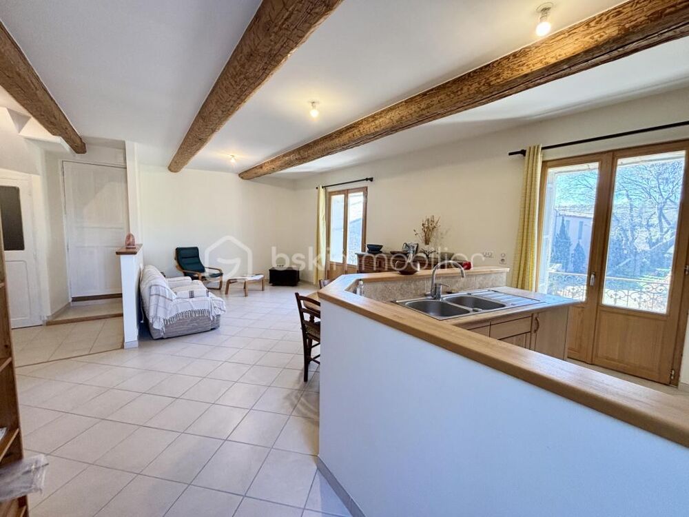 RARE  Maison en pierre avec terrasse, garage et atelier. Enorme potentiel daménagement
