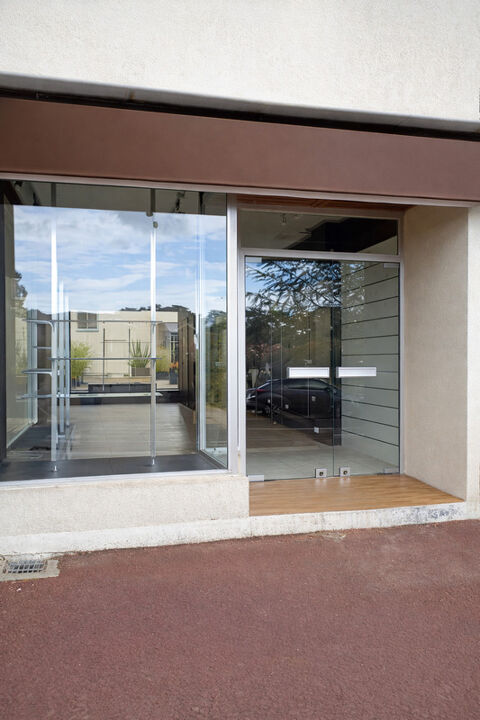   Dpt Charente Maritime (17), à vendre LES MATHES Local commercial 37.31m2 carrez+terrasses de10m2 
