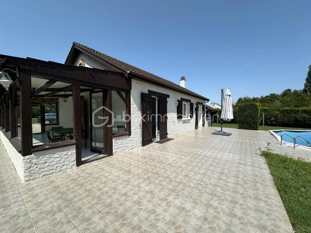 Maison avec véranda, piscine et grand terrain arboré à Lorris (Le Gué lÉvêque)