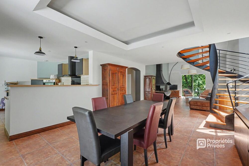 Maison T5 de 181m2, 200 m2 de garage sur 2000 m2 de parcelle