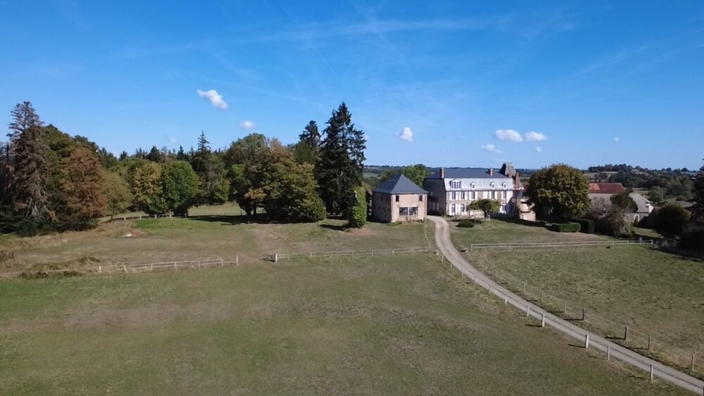 Château du XVI? siècle à Aigurande - 600 m² habitables - 9 ha de prairies et bois  Pays de George Sand Indre (36) 599 000 €