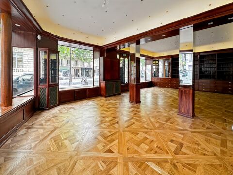   Métro Saint-Augustin, Boutique d'angle à louer 