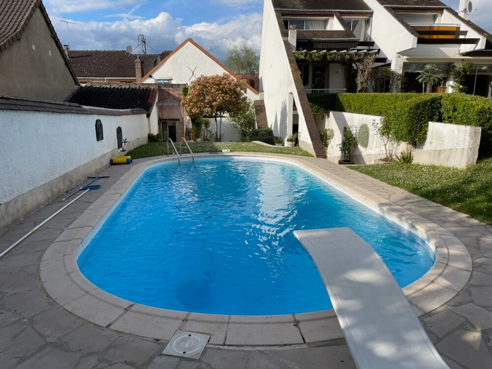 EXCLUSIF ! Maison d'Architecte de 4 chambres dont 2 avec balcons, et piscine