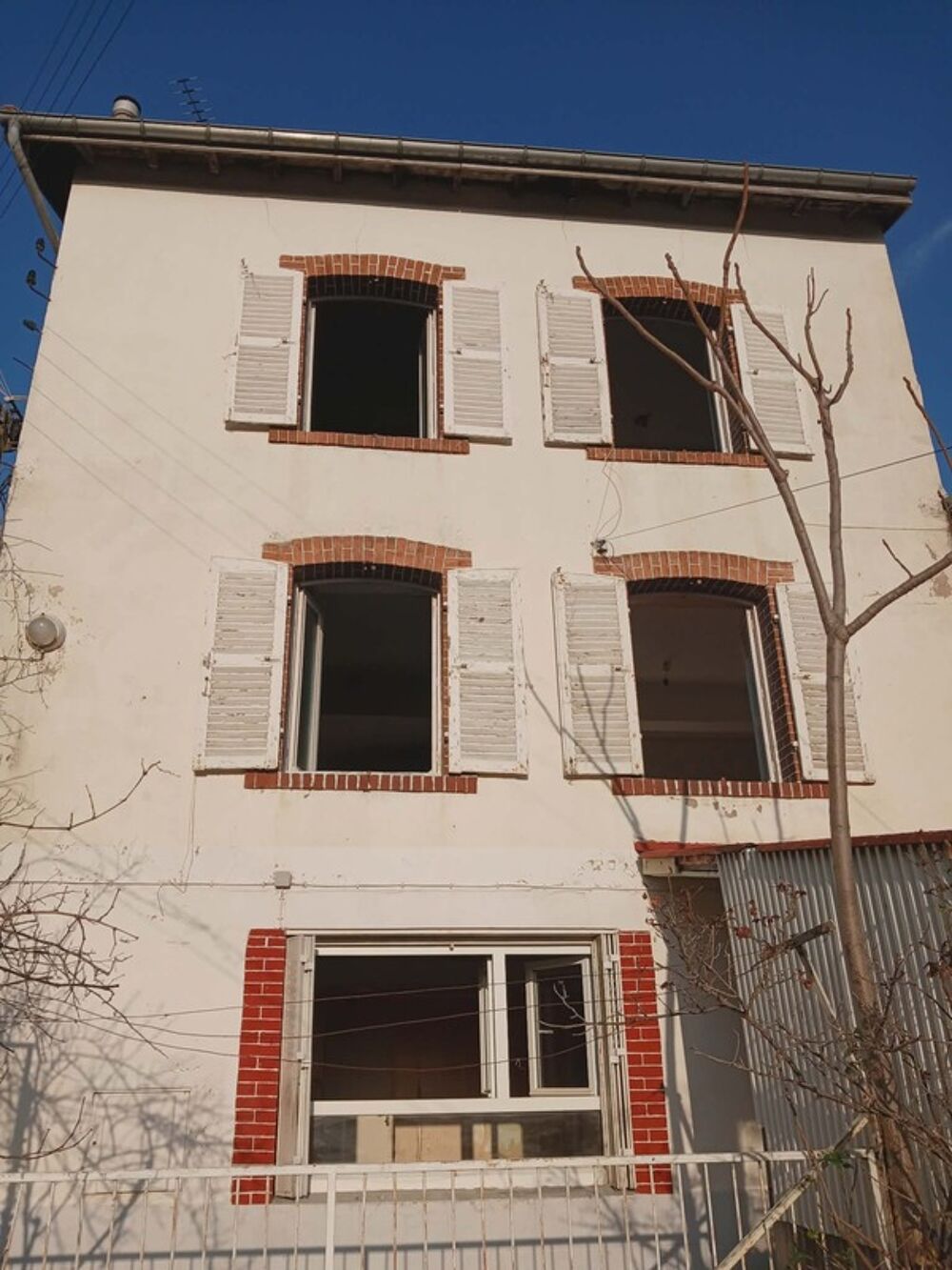 Ensemble immobilier A RESTAURER ENTIEREMENT comprenant maison de ville, appartement et 2 anciens ateliers de coutellerie
