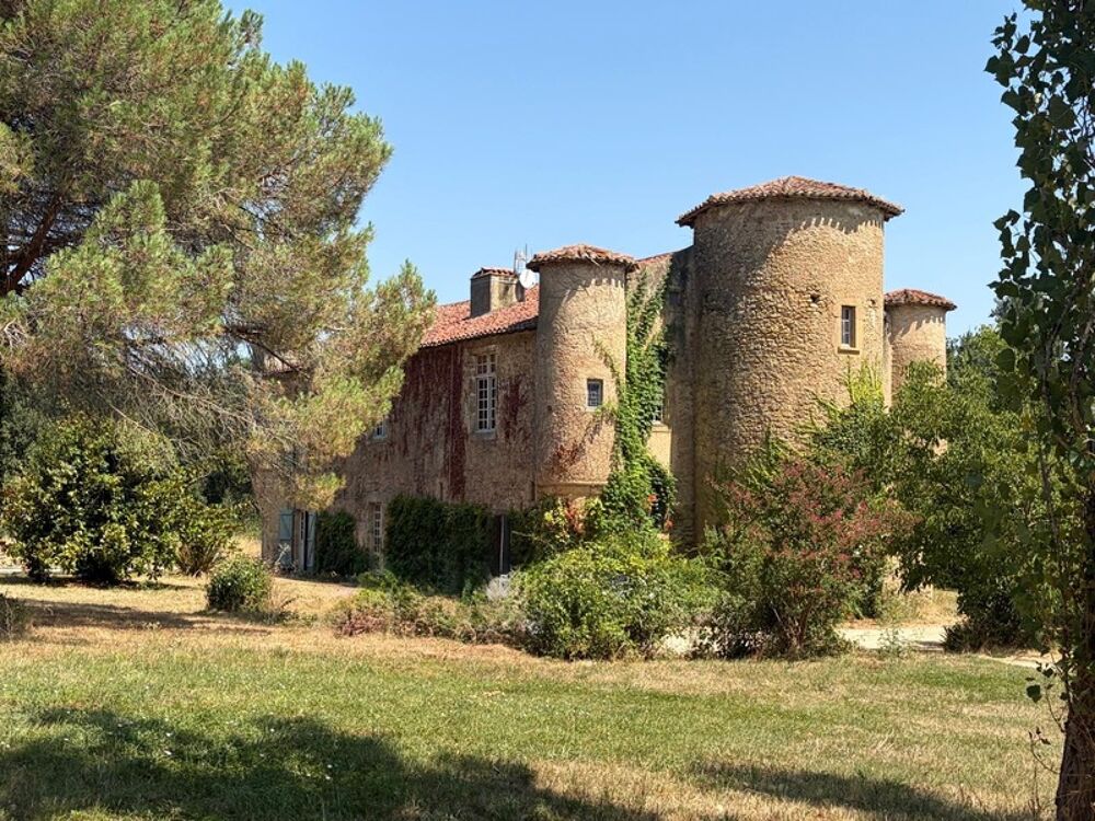MARCIAC(32): ancienne SEIGNEURIE avec BEAU CHATEAU XIV sur 3,5ha, cachée, au bout du chemin, sans voisin, en campagne, 500m2 hab