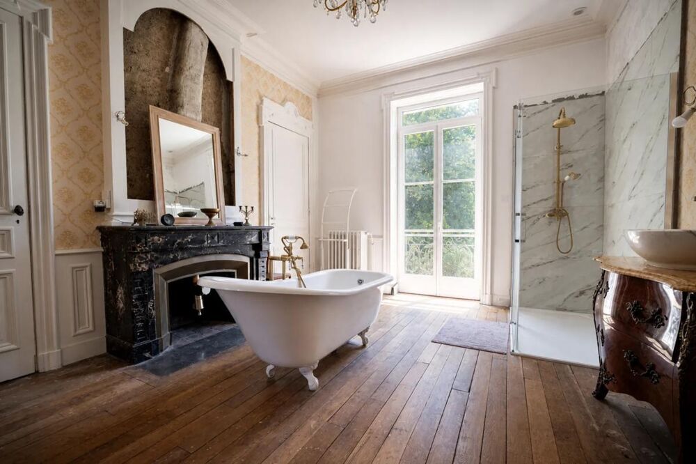 à vendre  Propriété/château Neuville-sur-Ain (01160)