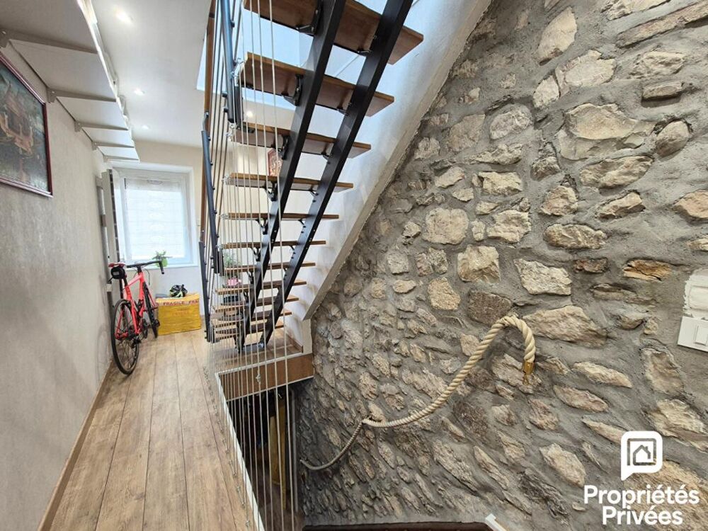 Collonges (01550) - Maison de village rénovée 4 pièces de 93 m² avec loggia et parking privatif