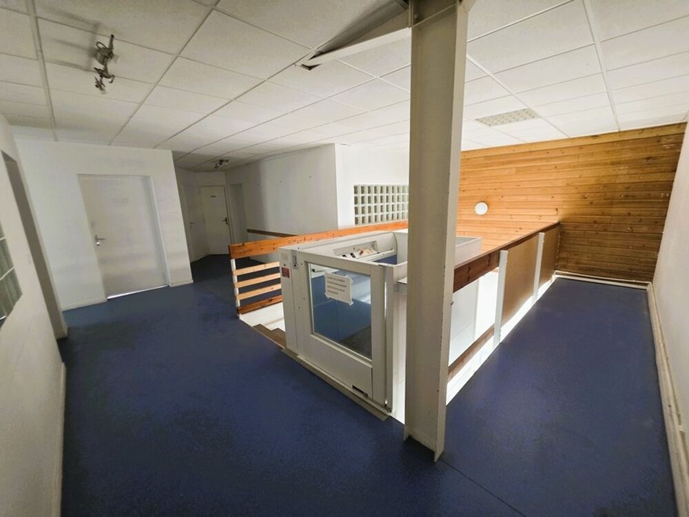   A LOUER à DOLUS D'OLERON en emplacement N°1+, Locaux d'activité de 155m² avec 3 bureaux, 1 salle de réunion, etc Dolus d oleron