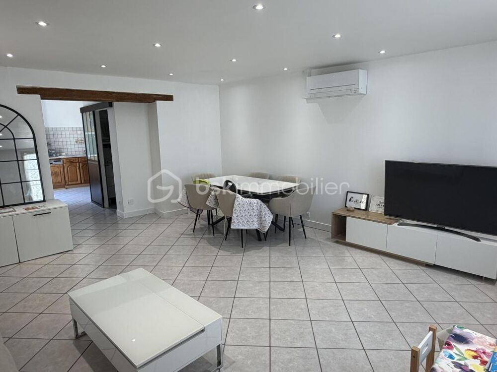 Maison ancienne rénovée composée de ses 4 chambres et de ses multiples dépendances !