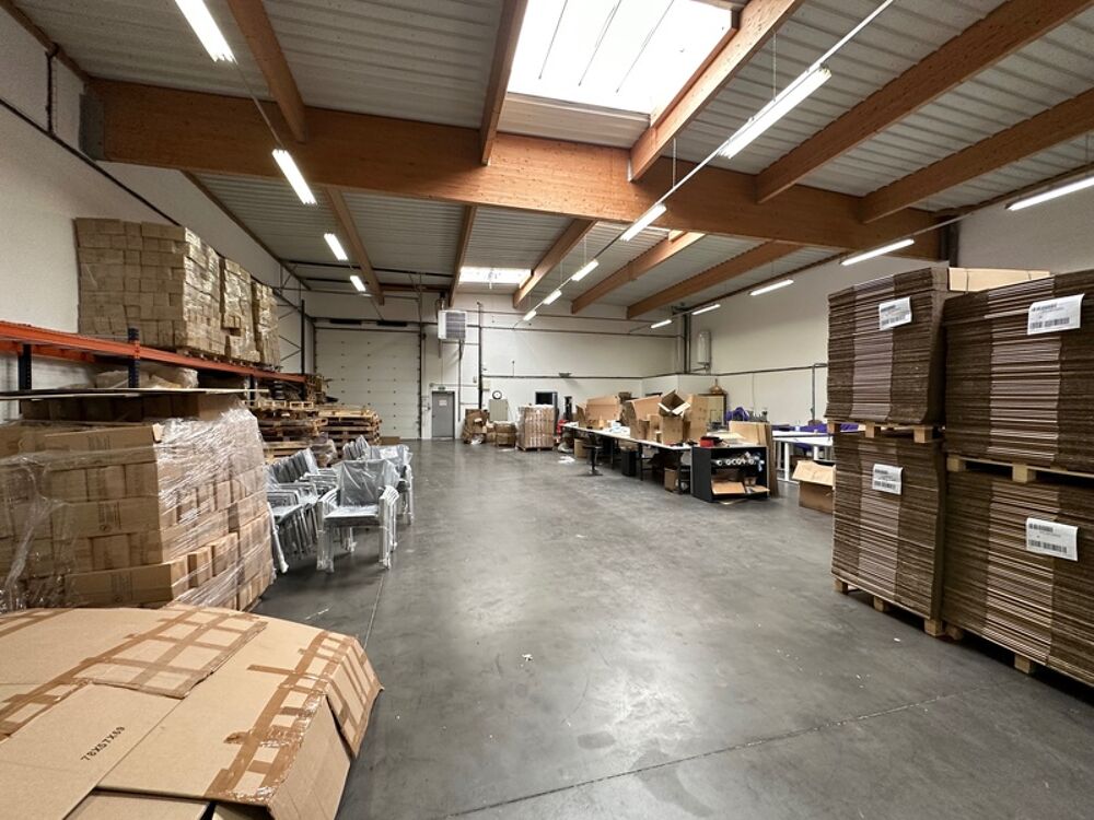   Dpt Rhône (69), à louer DECINES CHARPIEU Entrepots et Bureaux - Plain pied de 662M2, soit 522m2 d'entrepôt et 140m2 de bureaux Decines charpieu