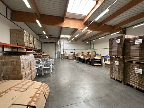   Dpt Rhône (69), à louer DECINES CHARPIEU Entrepots et Bureaux - Plain pied de 662M2, soit 522m2 d'entrepôt et 140m2 de bureaux 
