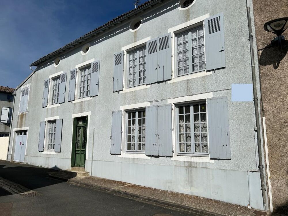 GRANDE MAISON DE BOURG AVEC CACHET, 3 CHAMBRES (possibilités ++), BEAUX VOLUMES, ESPACES AMÉNAGEABLES, JARDIN