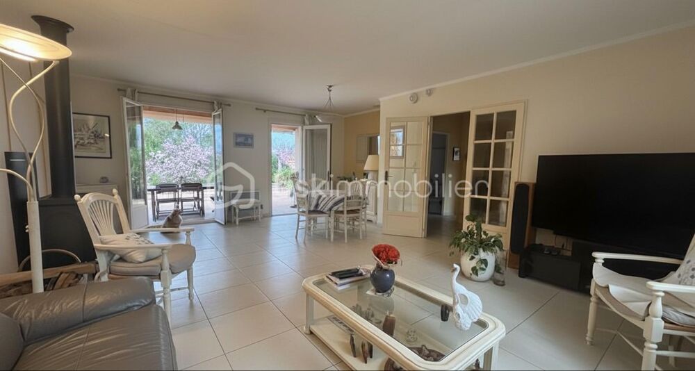 Maison familiale de plain-pied, piscine et terrain plat 2 400 m² clôturé