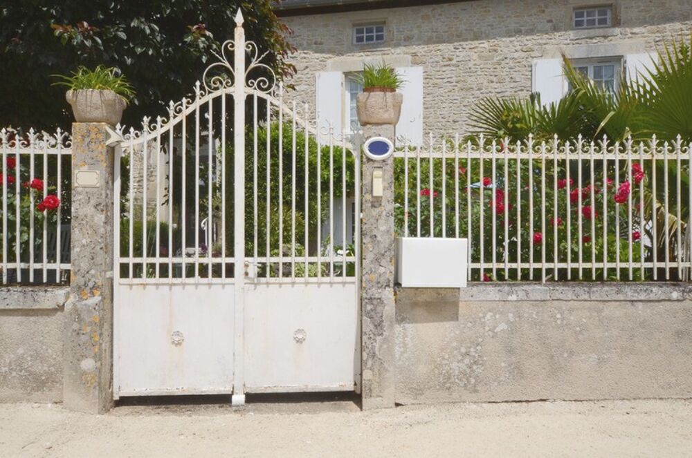 Charmante maison de village rénovée, offrant 5 chambres, des dépendances et un jardin, idéalement située entre Ruffec et Civray