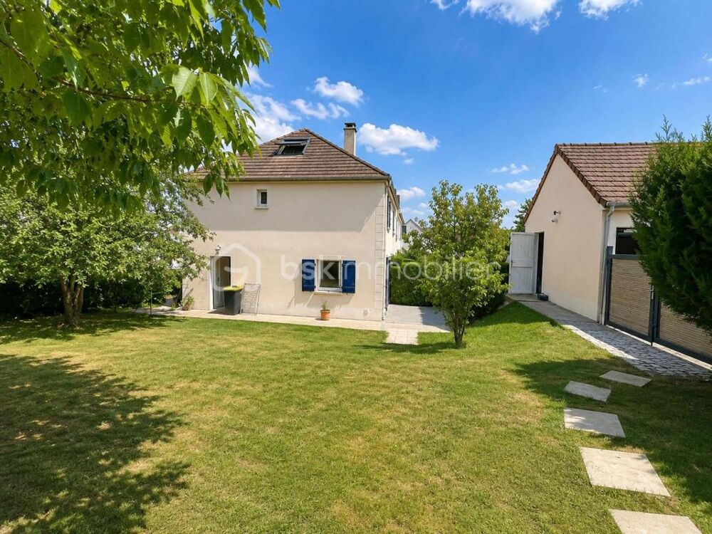 MAISON idéalement située avec beau jardin et grand garage indépendant