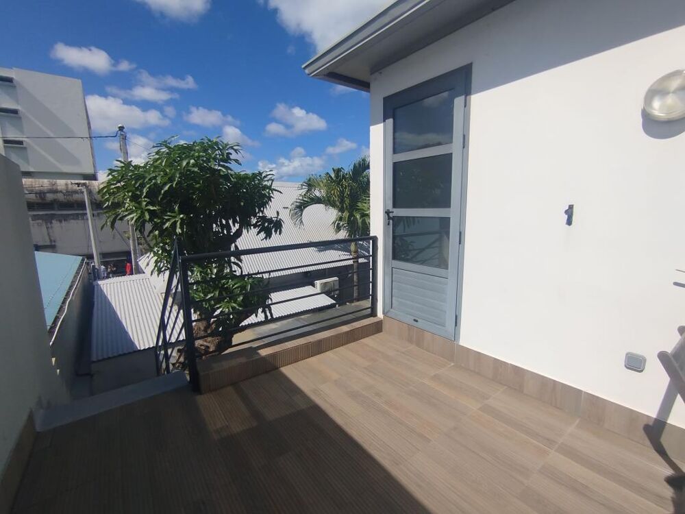 Location Appartement ORPI - SAINT PIERRE Appt F2 meublé 50 m² + place de pking au centre ville Saint pierre