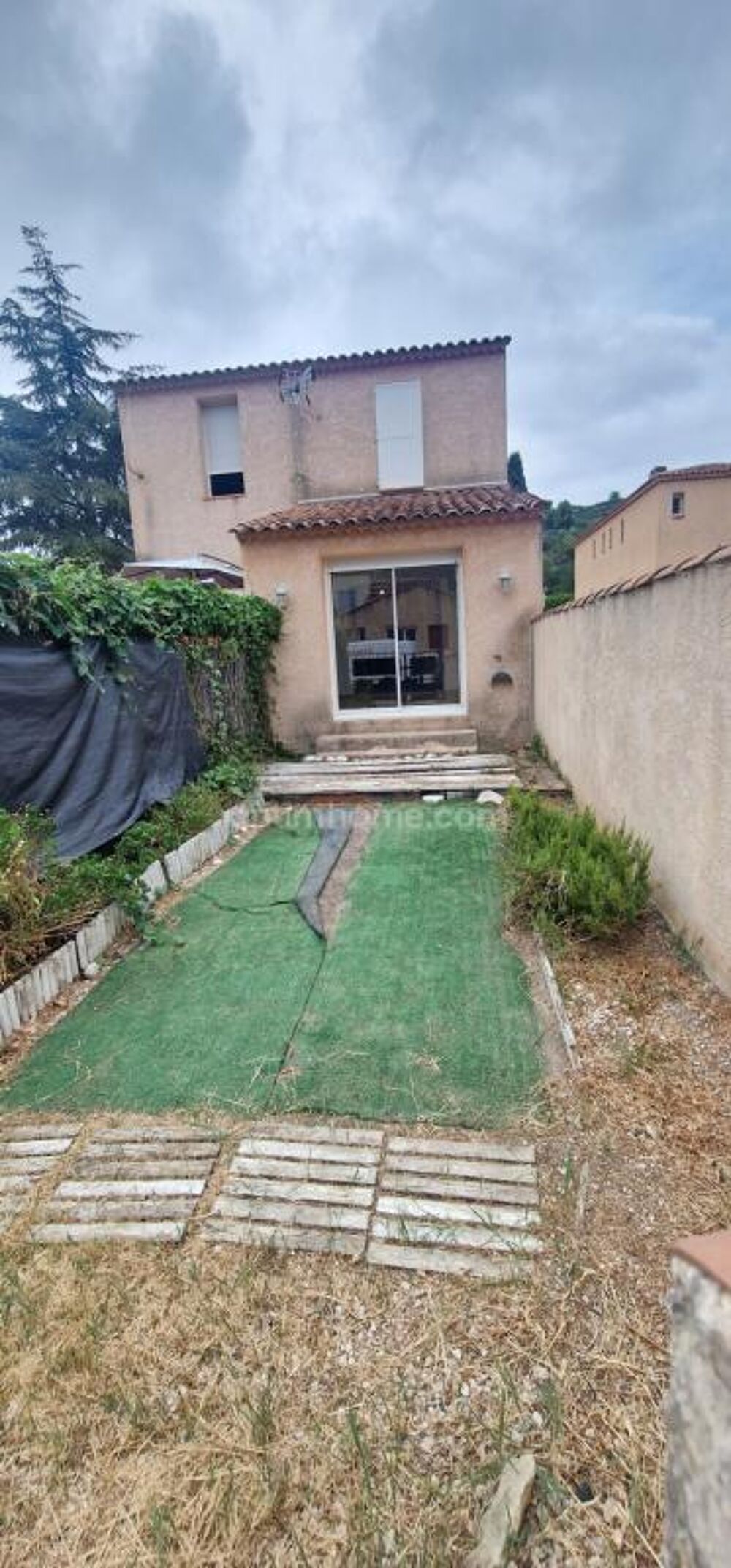 REZ DE JARDIN T2 AVEC 2 PLACES DE PARKING!