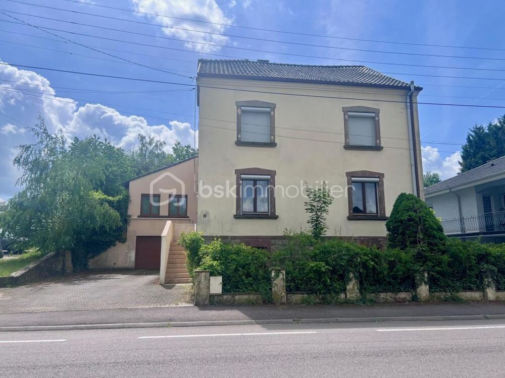 Grande maison familiale avec jardin, terrasse et beau potentiel à Forbach