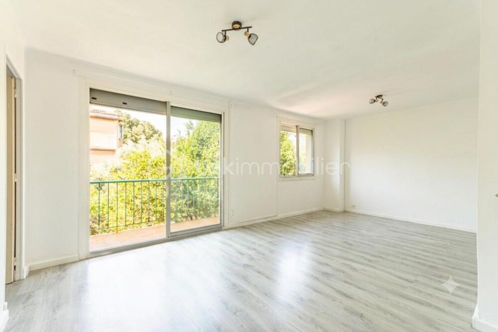 Location Appartement *** PROCHE TOUTES COMMODITÉS *** GRAND HAUT DE VILLA T3 AVEC BUREAU, JARDIN PRIVATIF, BALCON, CAVE ET GARAGE *** La seyne sur mer
