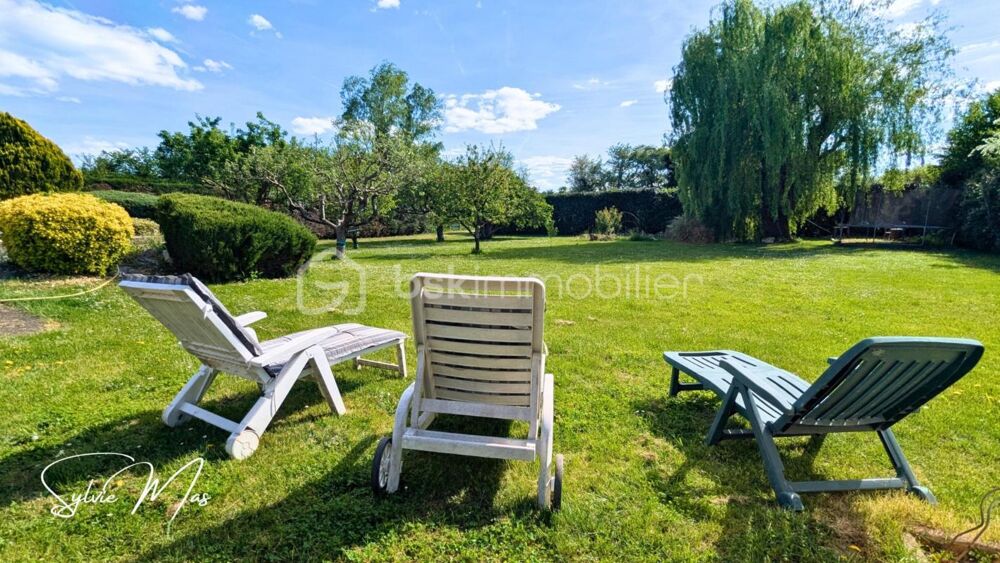 Maison avec piscine, terrain arboré et équipements énergétiques