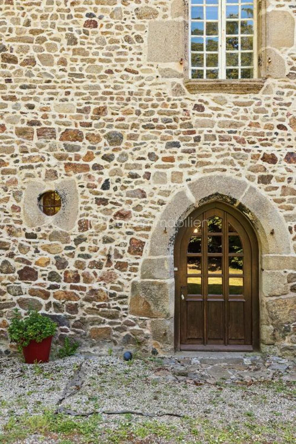 Manoir d'exception au coeur d'un bourg de caractère, entre terre et mer